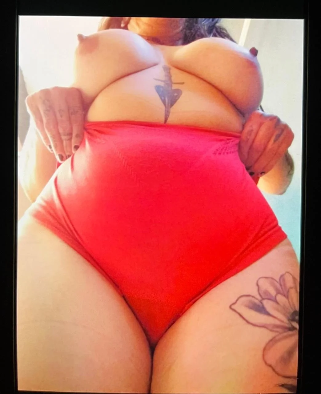 MILF tetona caliente con rico culo image 28