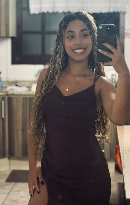 Morena vazada dando a buceta de 4 pro namorado main image