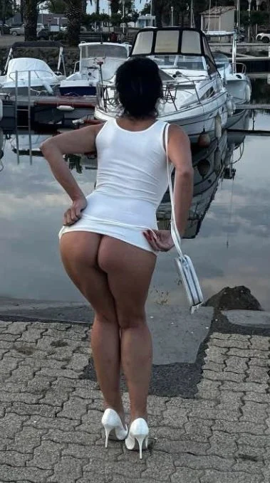 Mariana a Latavia Milf 2.0 image 8