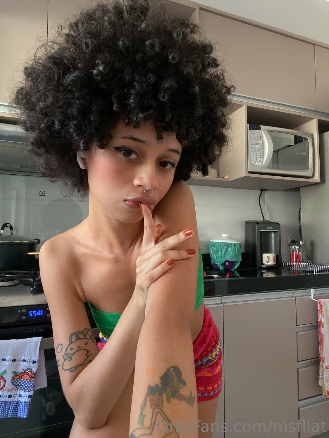gostosa cacheada perfeita 😍😍 main image