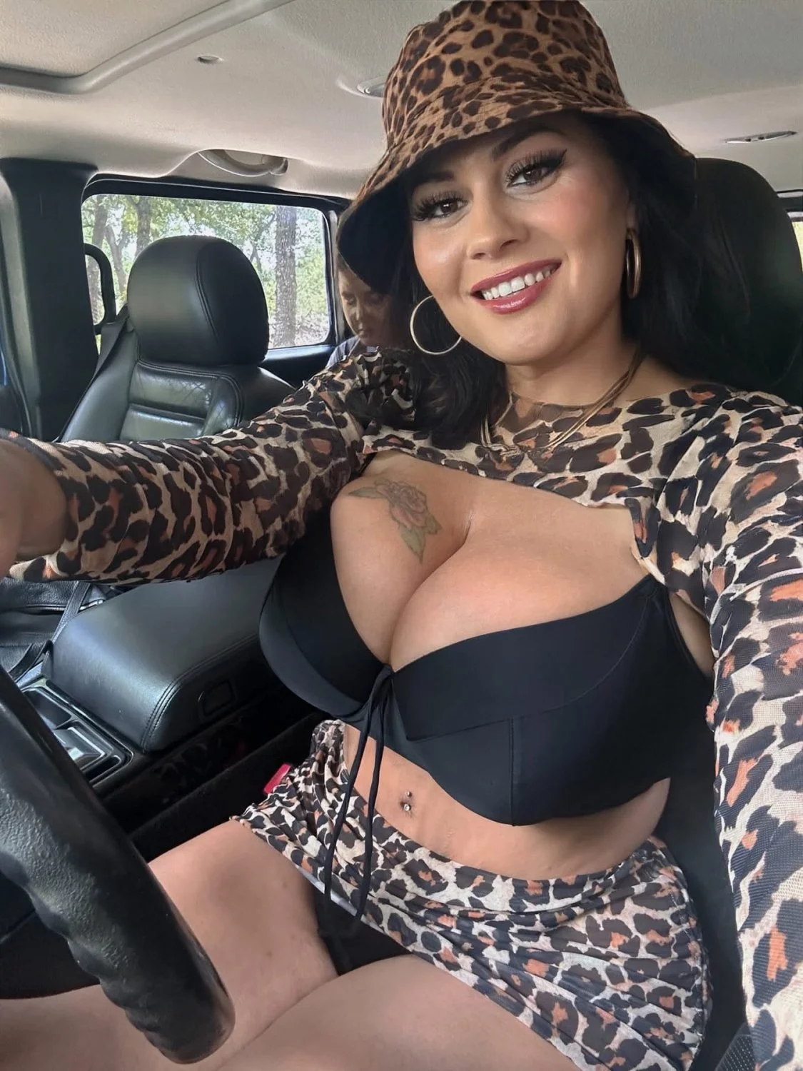 mami show her big boobs image 5