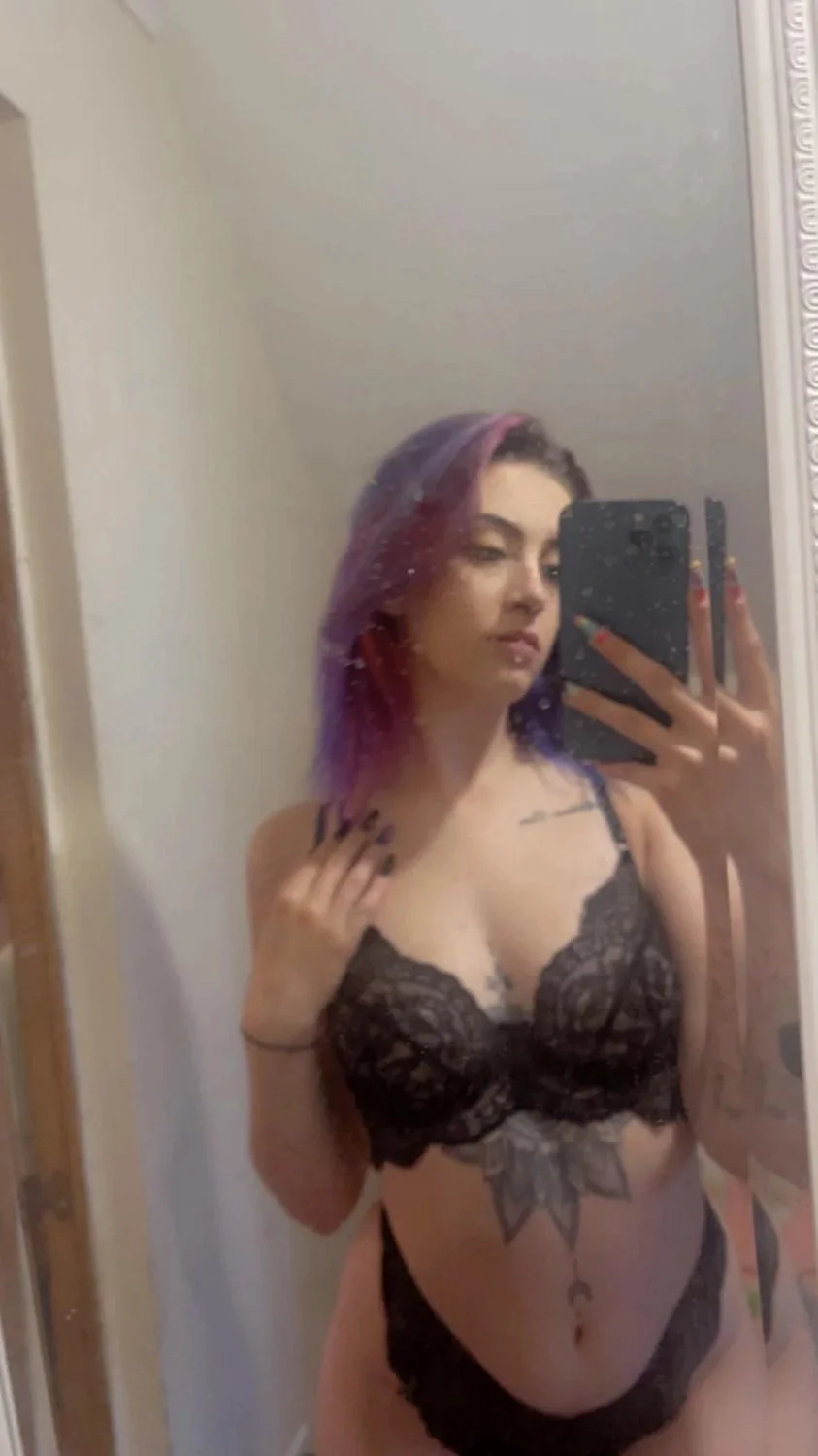 Alt Baddie Needs Her Shaved Pussy Stretched image 3