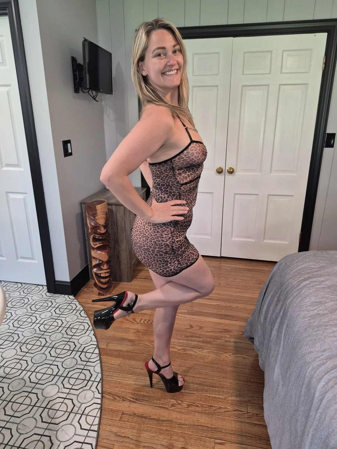 Britney lookalike poses nude and strip dances on sextape image 3
