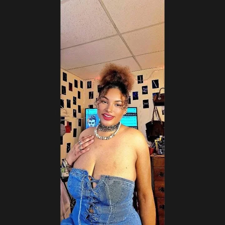 lightskin bigtits image 39