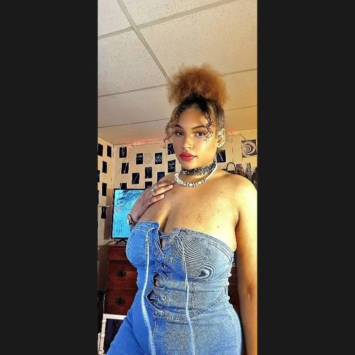 lightskin bigtits image 44