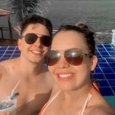 Delicia de casal, mais um corninho vazando a namorada cover image