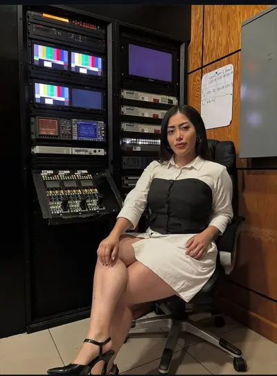Esmeralda Pozos. Conductora de 📺. Aporte. cover image