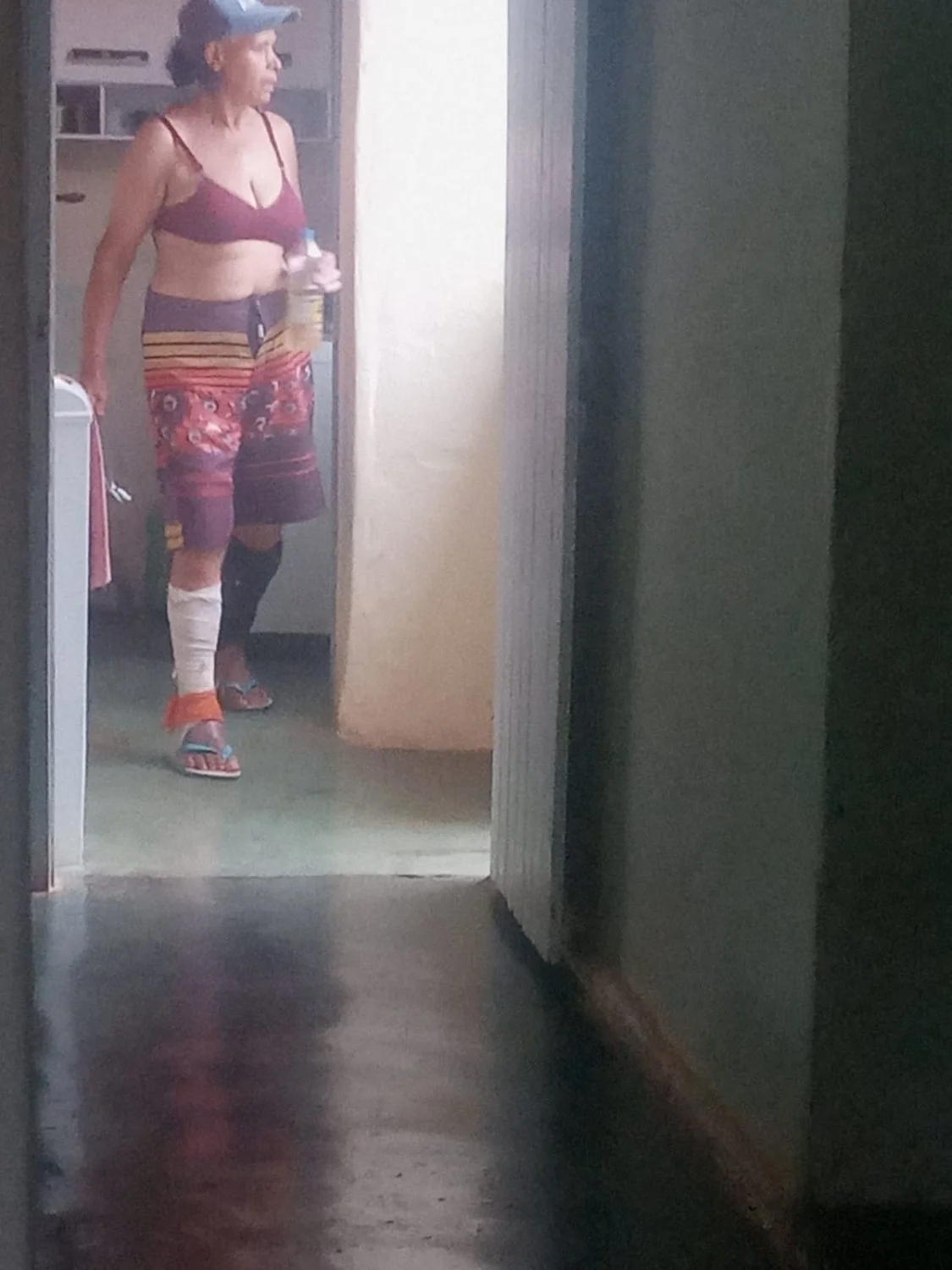 Filho corno exibindo a mãe vagabunda. image 2