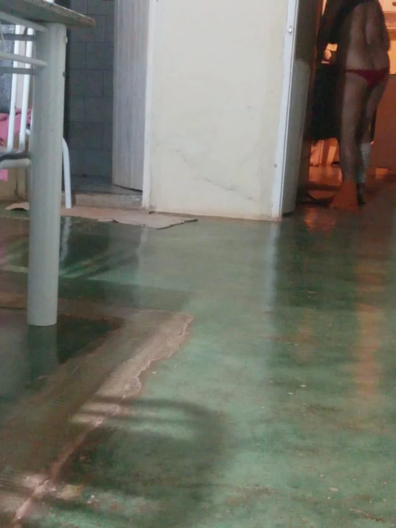 Filho corno exibindo a mãe vagabunda. image 4
