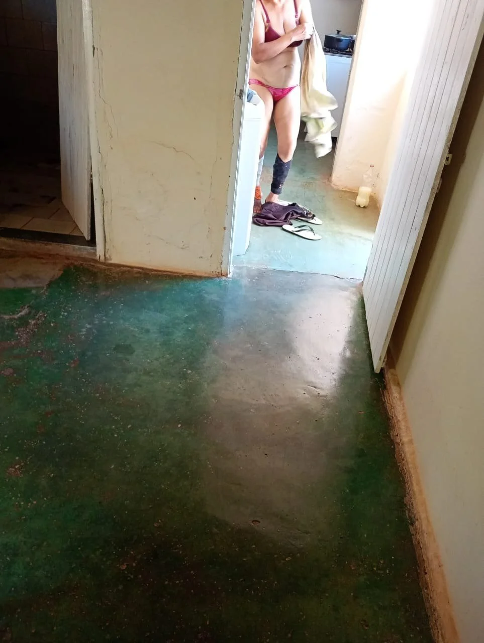 Filho corno exibindo a mãe vagabunda. image 5
