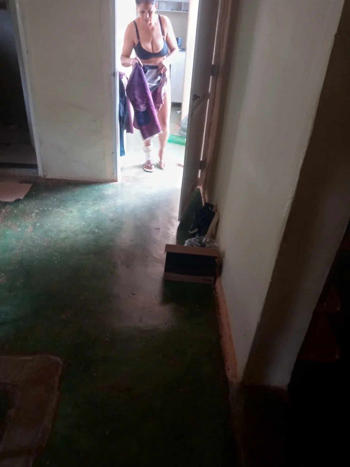 Filho corno exibindo a mãe vagabunda. image 8