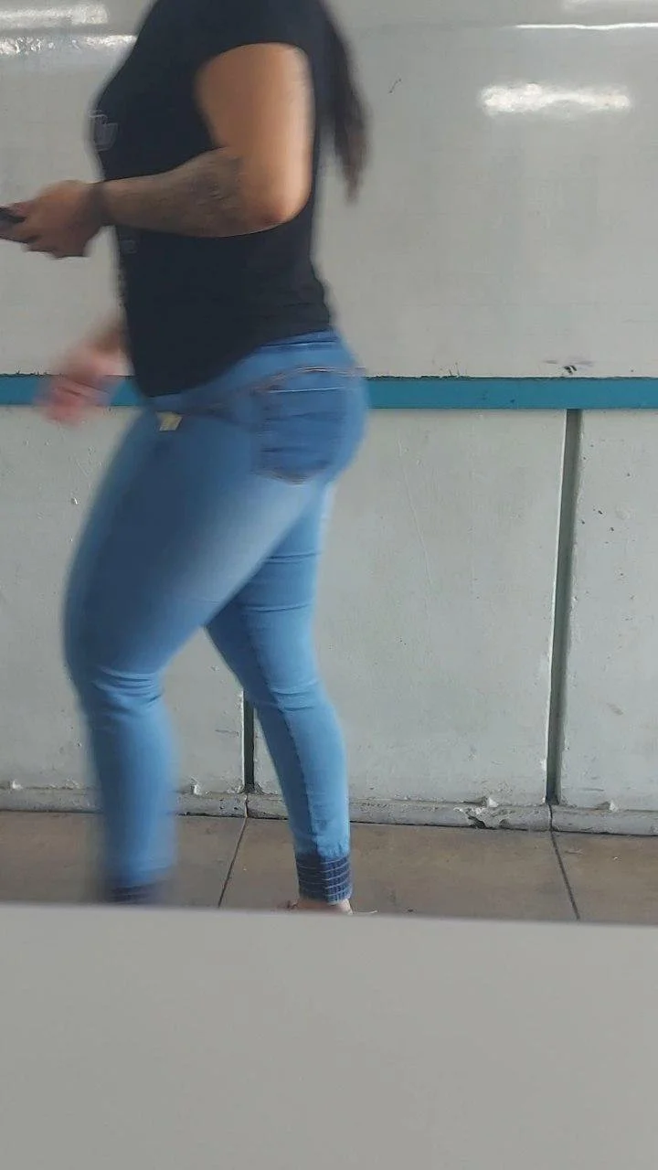 Minha professora mandou eu gravar ela escrevendo no quadro enquanto ela se exibia pra mim image 2