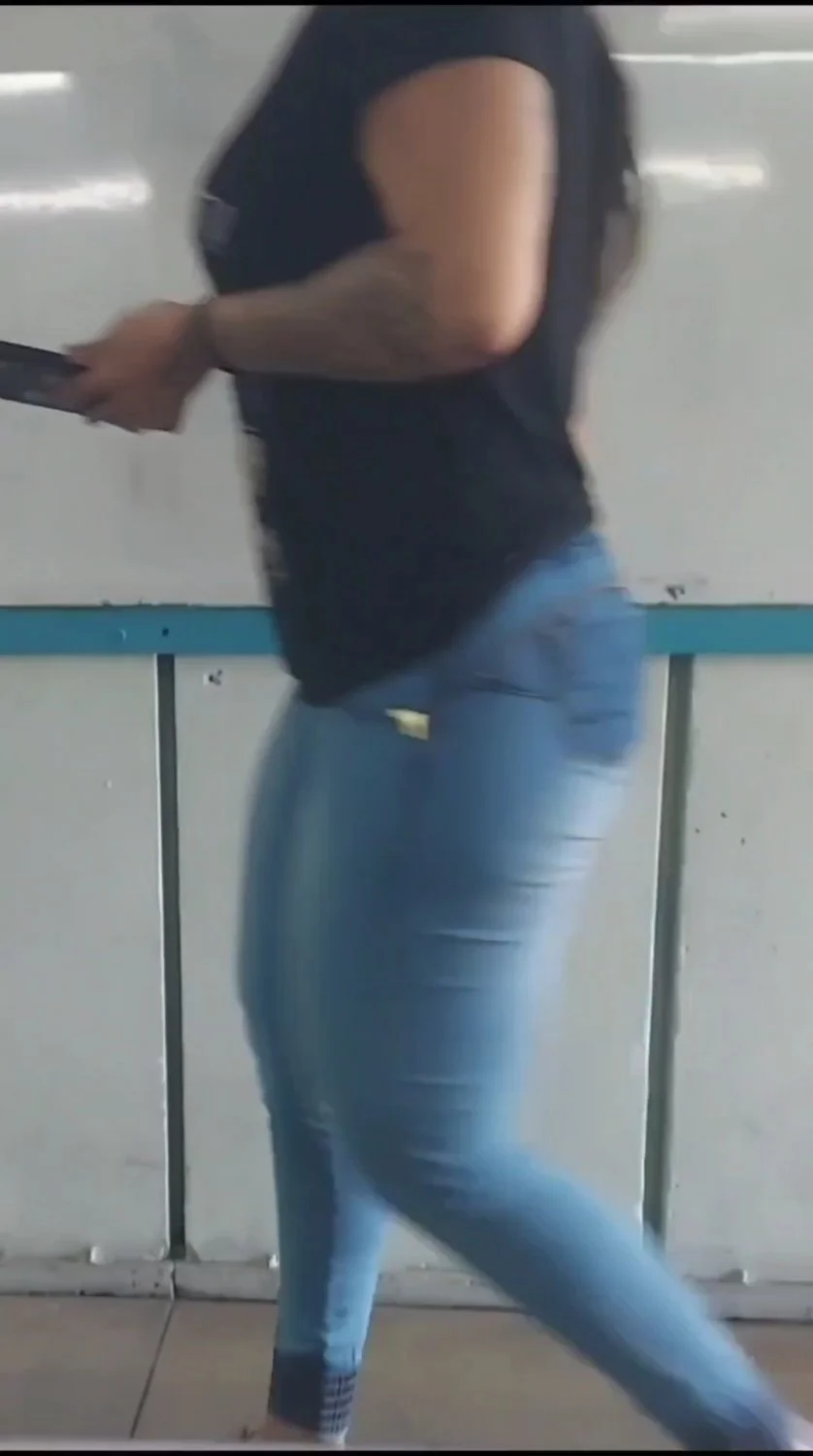 Minha professora mandou eu gravar ela escrevendo no quadro enquanto ela se exibia pra mim image 5