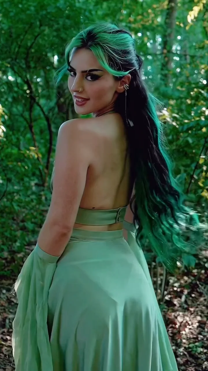 Dilaraa im Tanga 🔥👗💚😯 image 2