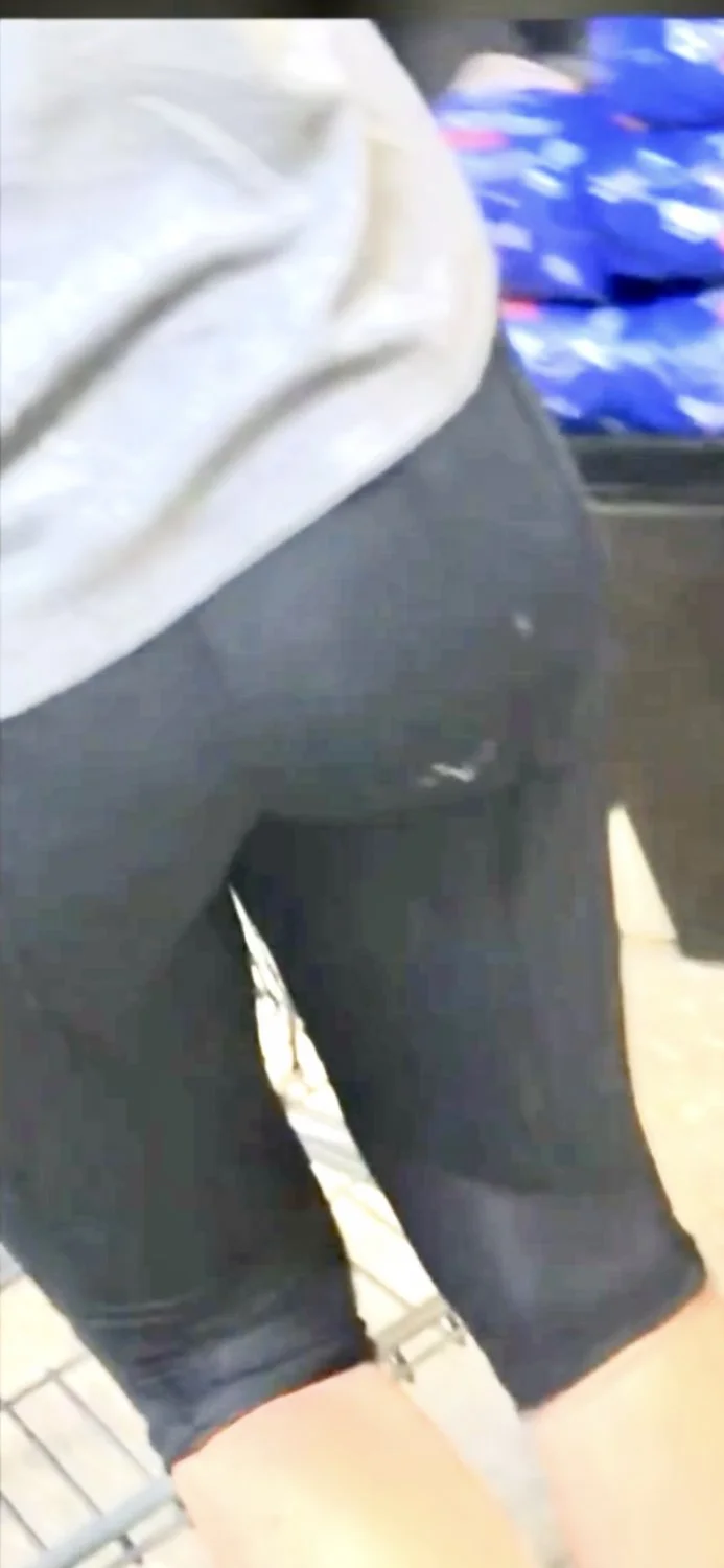 Perfect ass and feet MILF image 1