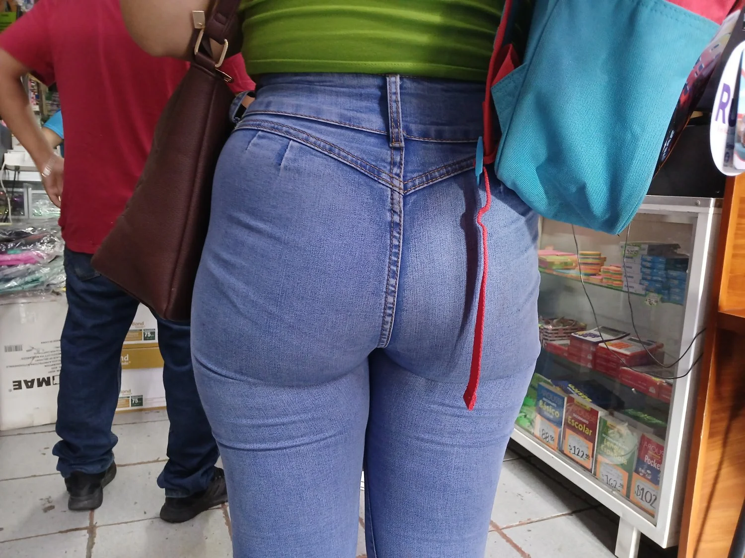 Voyeur rico culo de madura en papeleria image 10