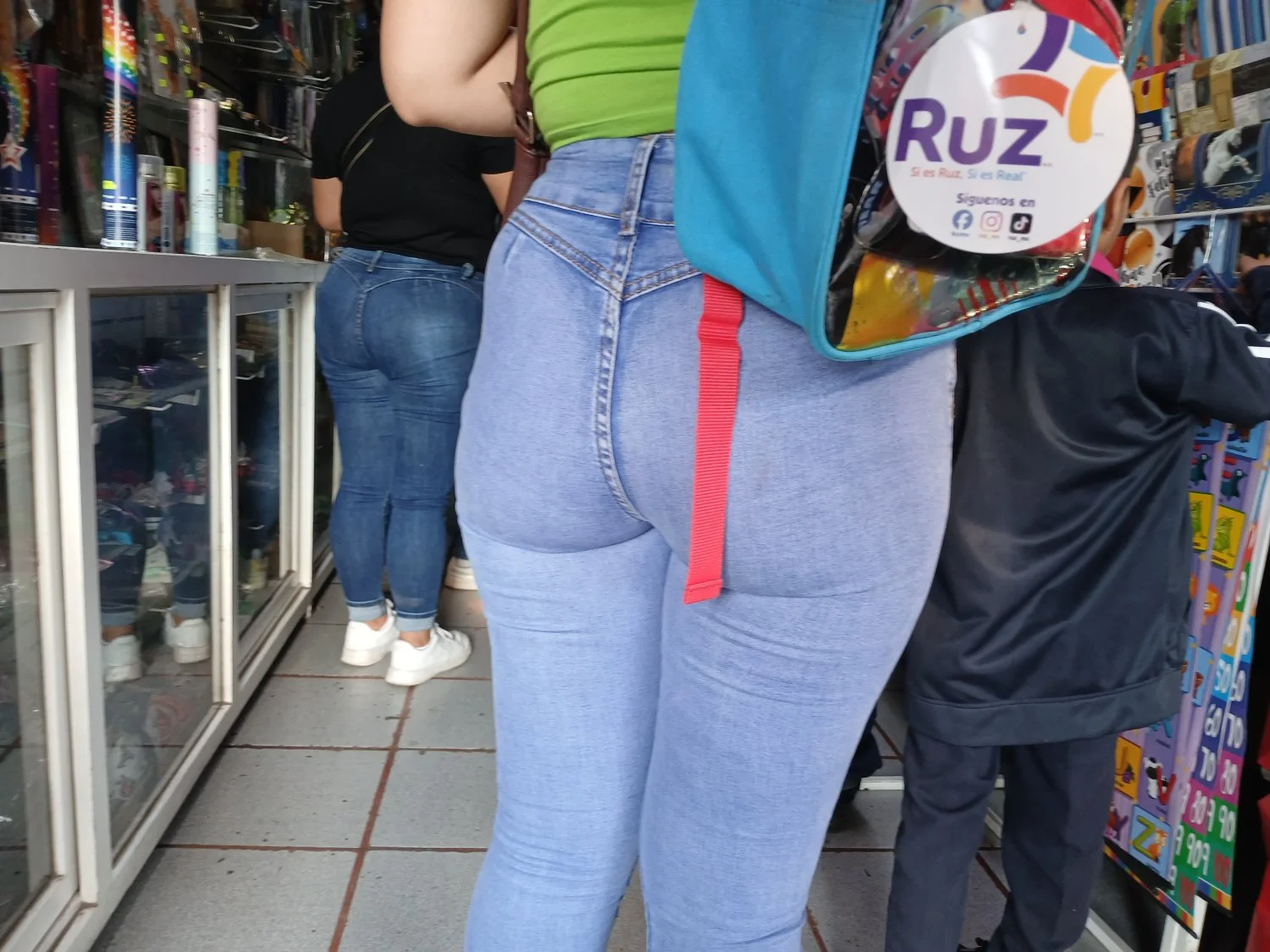 Voyeur rico culo de madura en papeleria image 2