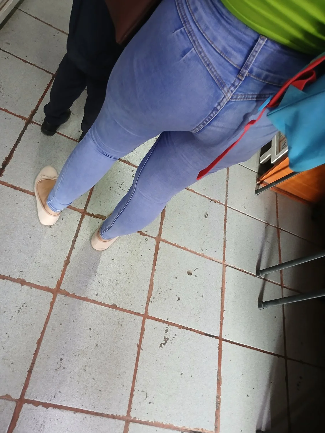 Voyeur rico culo de madura en papeleria image 3