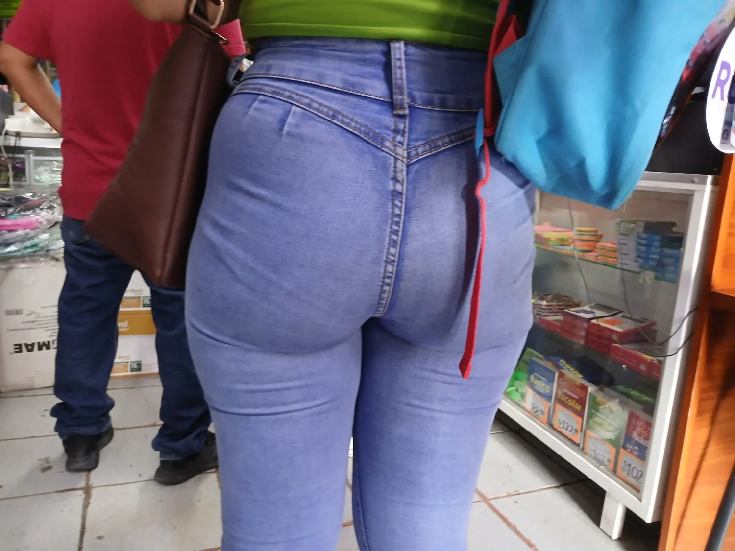 Voyeur rico culo de madura en papeleria image 5