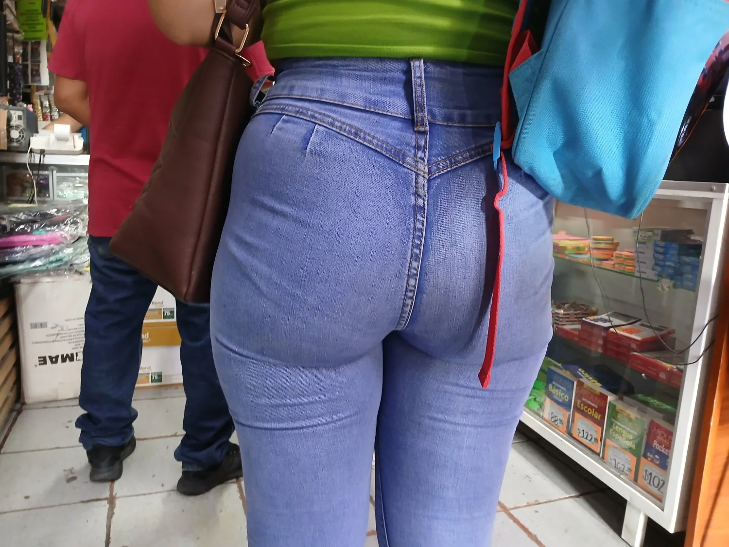 Voyeur rico culo de madura en papeleria image 7