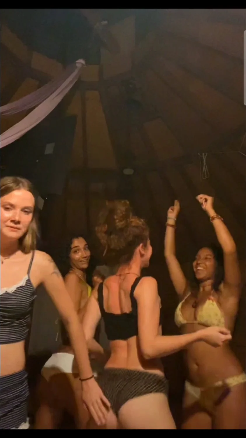 4 thots showin ASS & titties on live image 3