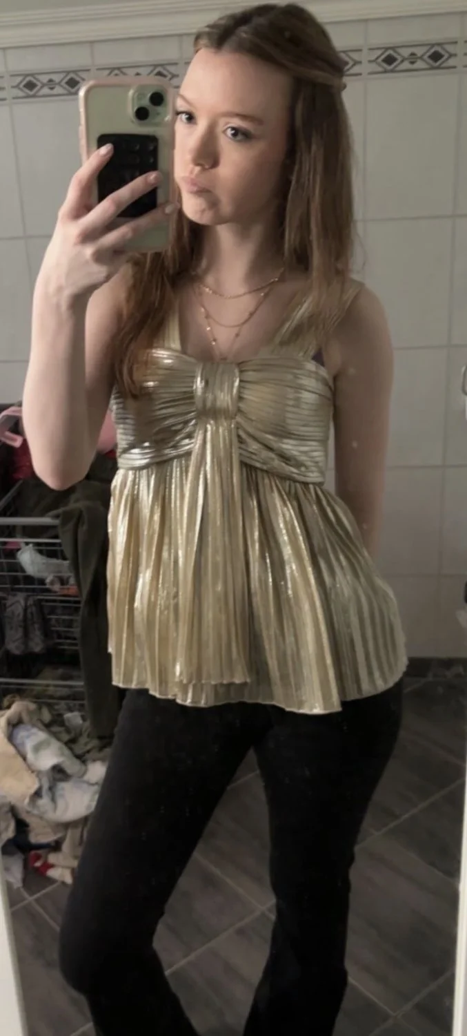 Anyone have her nudes? main image