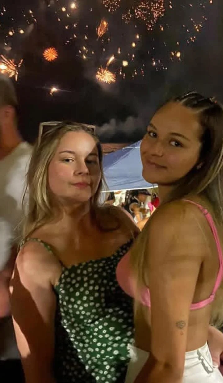 Duas amigas gostosas main image