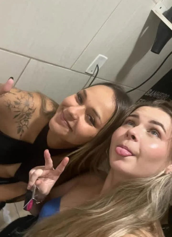 Duas amigas gostosas image 4