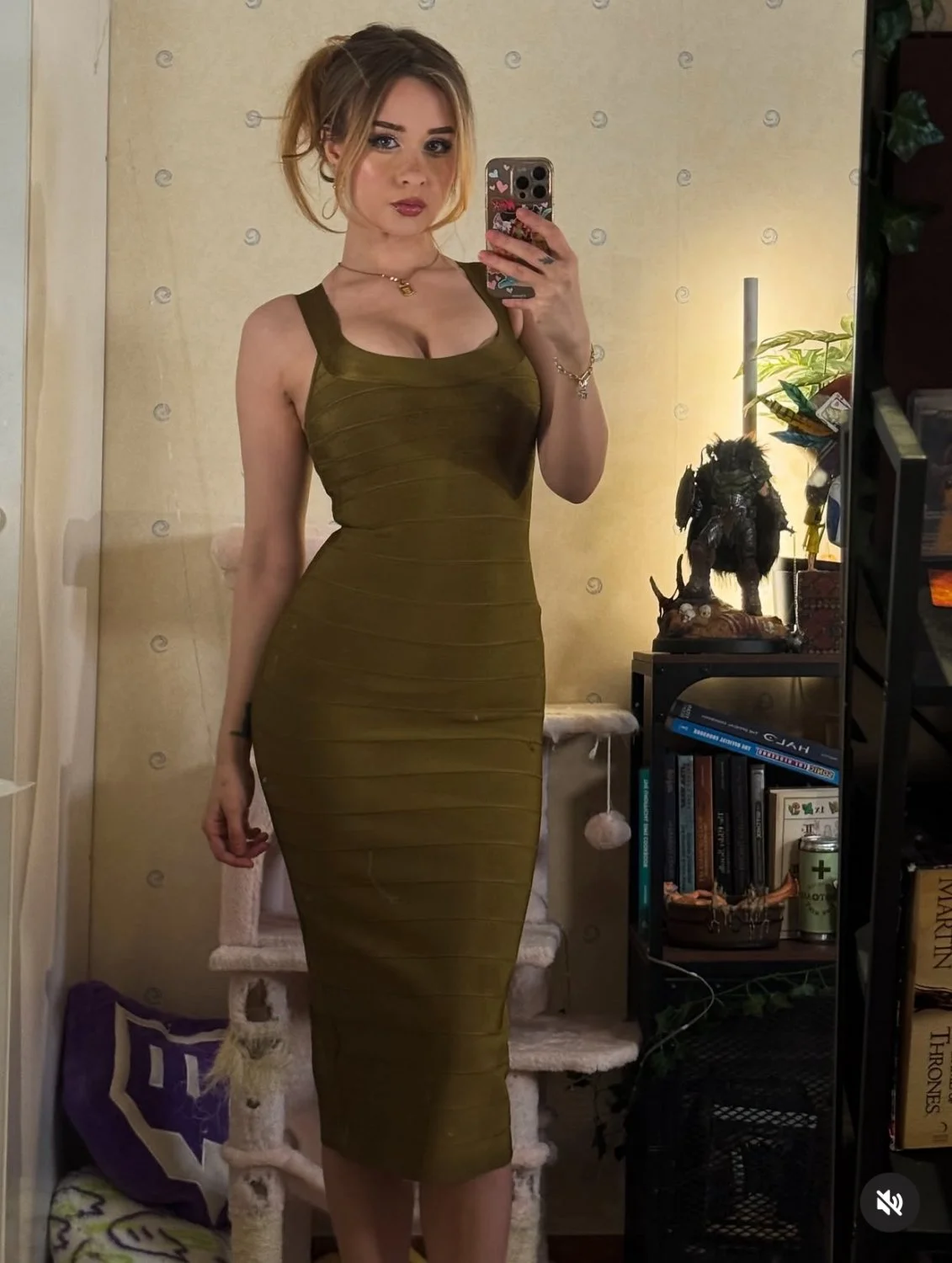 I wanna fuck her so baddd 😆🤤🤤😭 main image