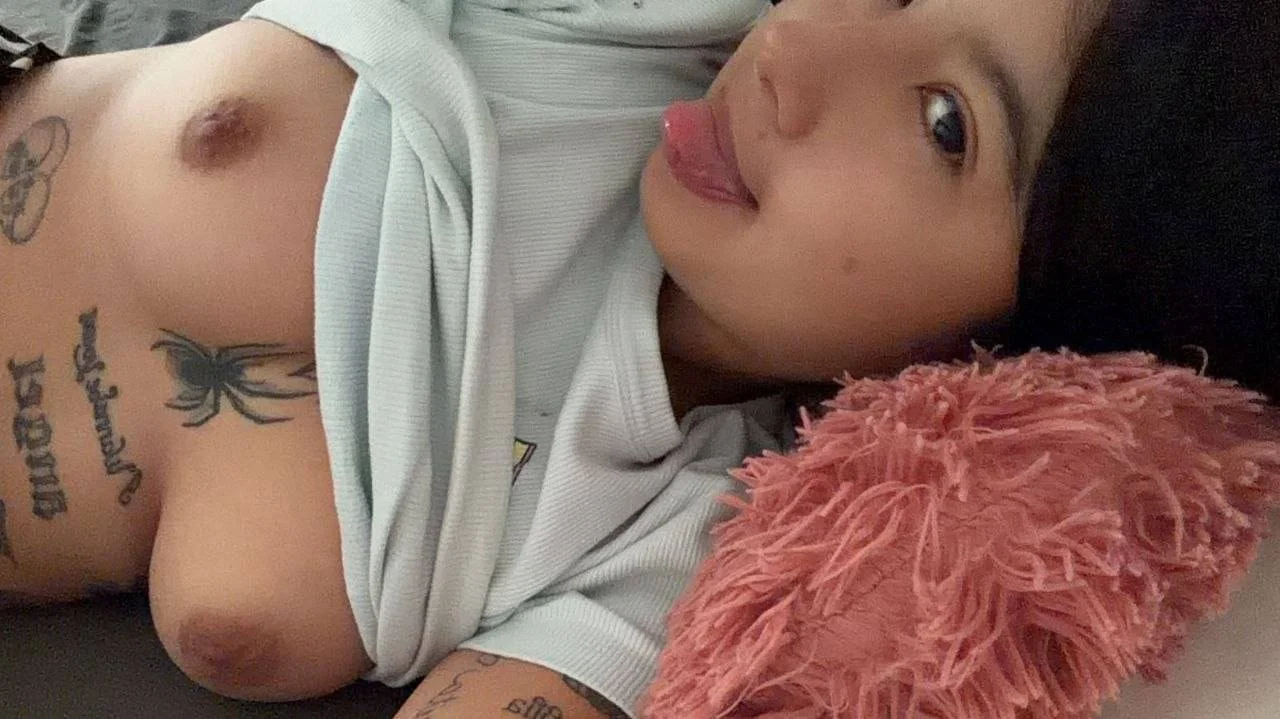 Zorra tatuada exhibida por el cornudo image 3