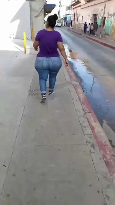 Tremendo culote de la vecina que salió a comprar 🥴🤤🥵😍 cover image
