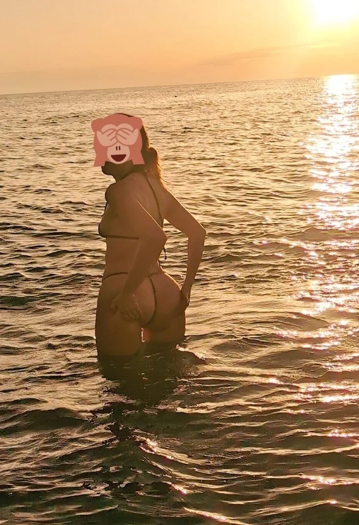 Novia exhibicionista le gusta humillar a su cornudo image 16