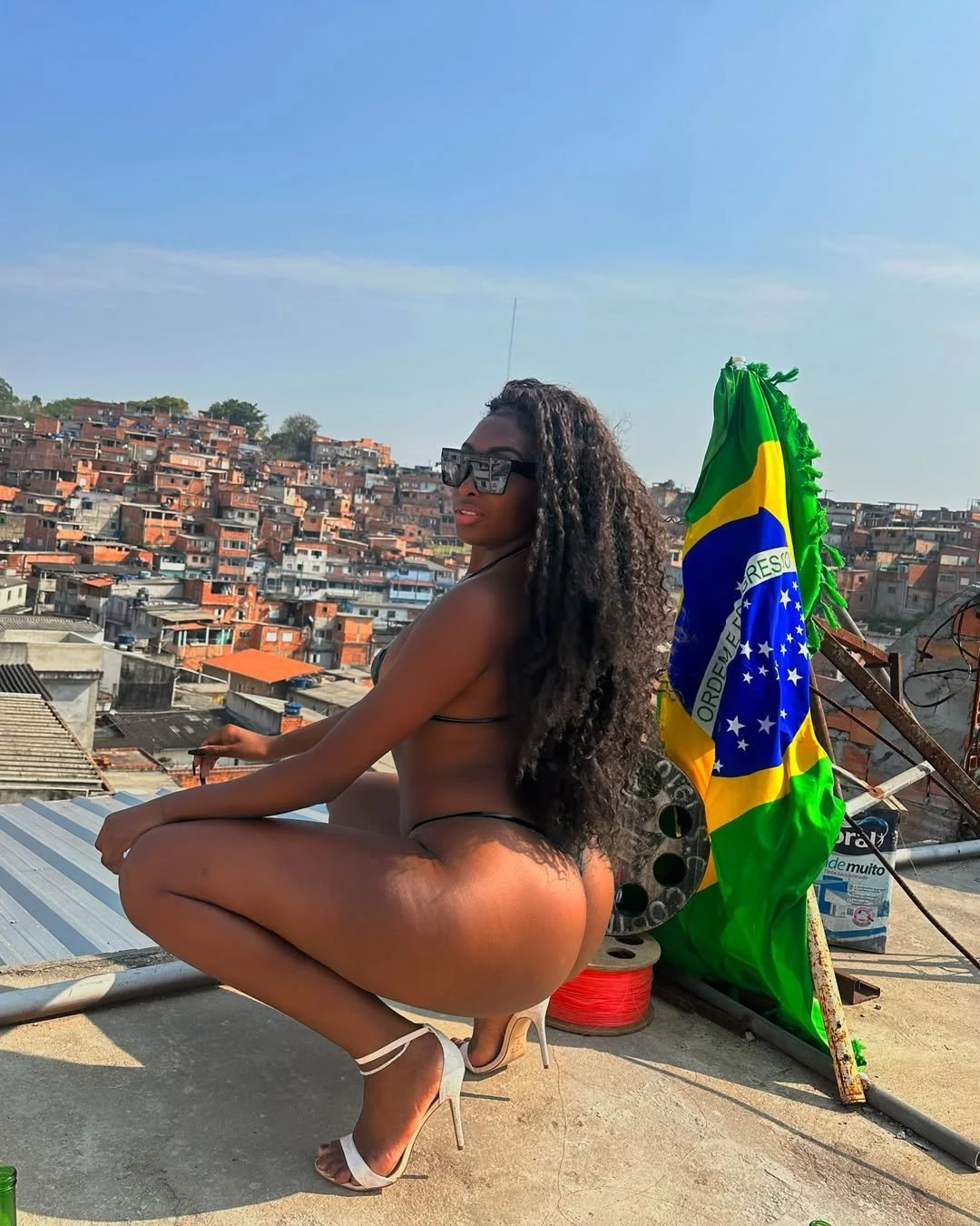 Preta gostosa da favela levando gozada de gringo na cara! main image