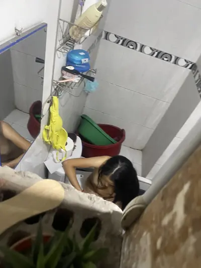 Espío a la hermana de mi vecina desnuda en el baño cover image