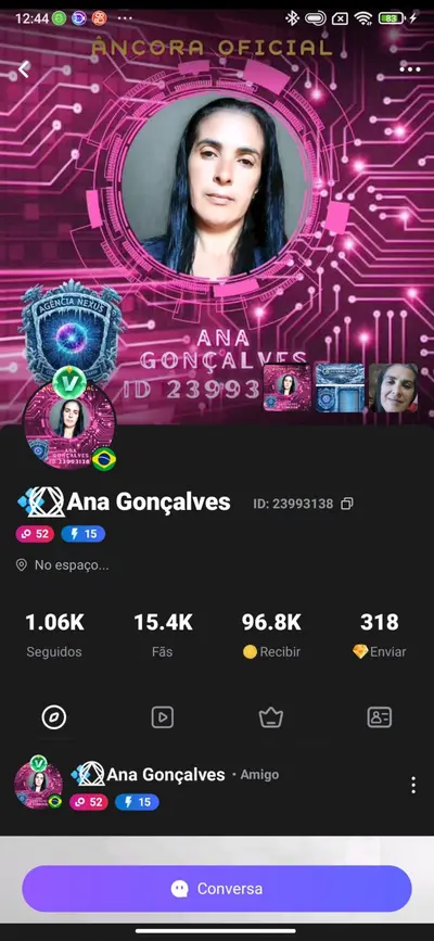 Gostosa do buzz na siririca com uma banana cover image