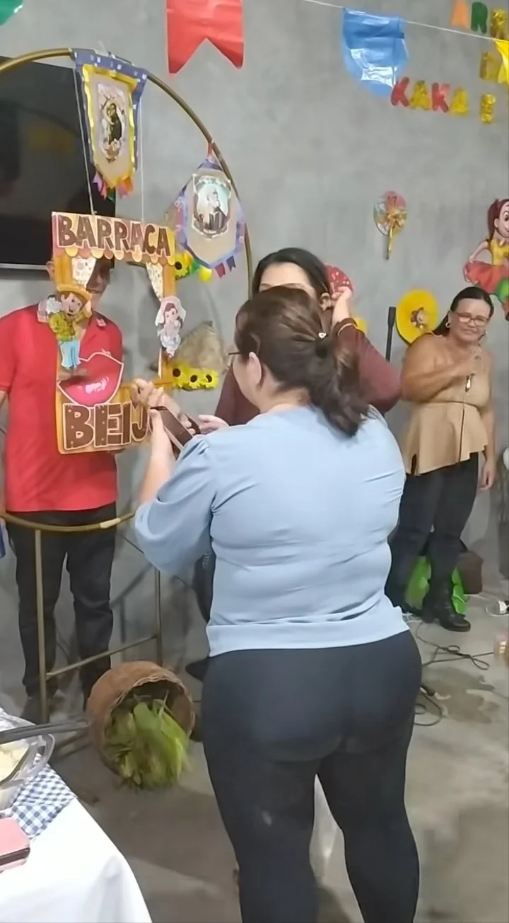 Coroa gostosa e safada toda hora me olhando dei só uma encoxada nela na hora de embora sogra doprimo main image