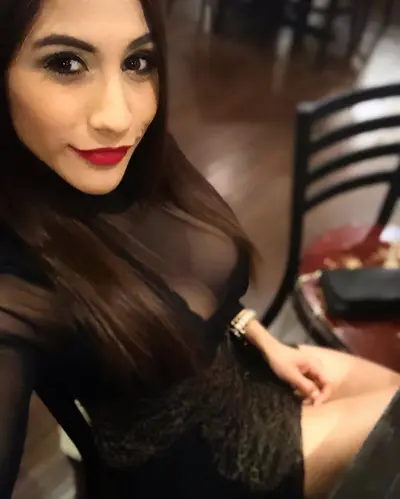 Quien para morbosear a esta perrita tetona?? (es una familiar) cover image
