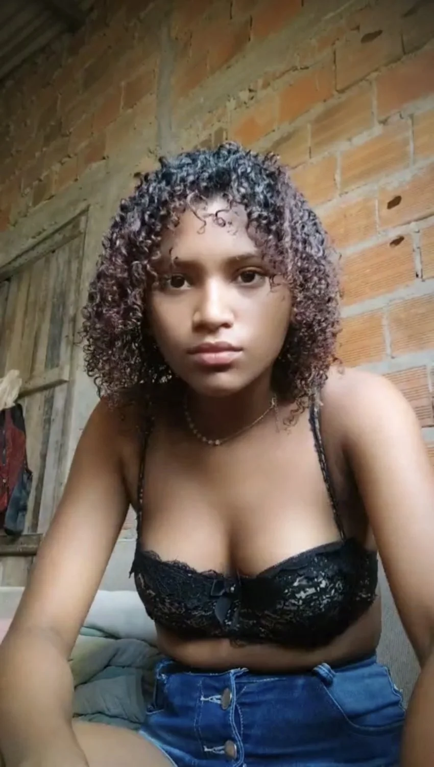 Cacheada putinha se exibindo no barraco image 7
