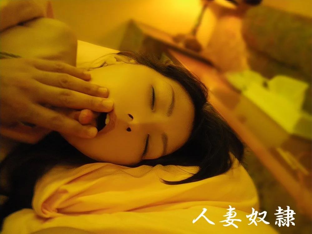 変態親父に精液を飲まされた妻 image 2