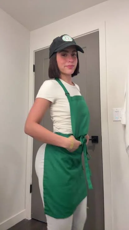 Latina trabajadora de starbucks image 12