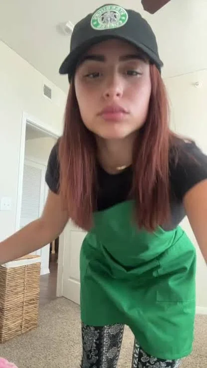 Latina trabajadora de starbucks image 2