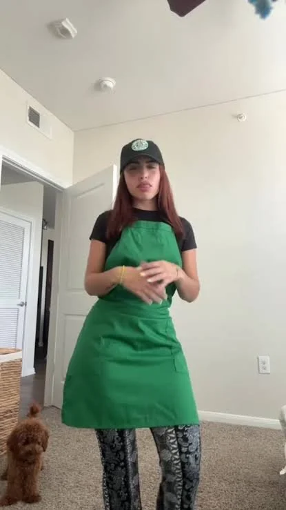 Latina trabajadora de starbucks image 4