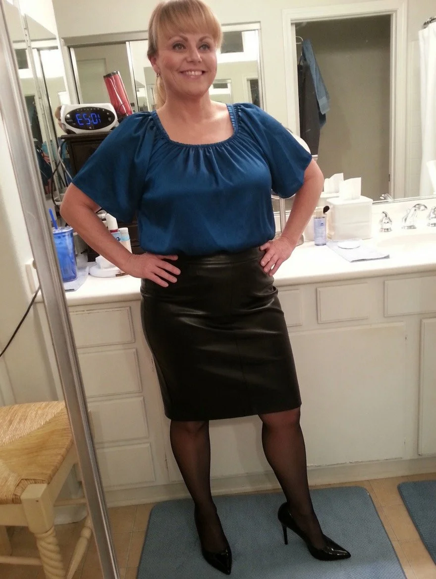 Let’s see how fast Melinda can be a Webslut share like comment degrade. Which hole would you start? main image