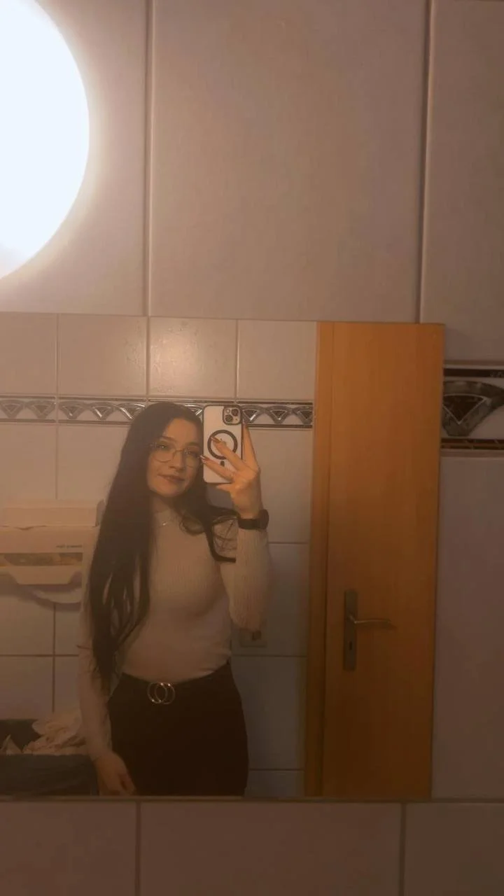 Lea 23yo webslut to be image 3