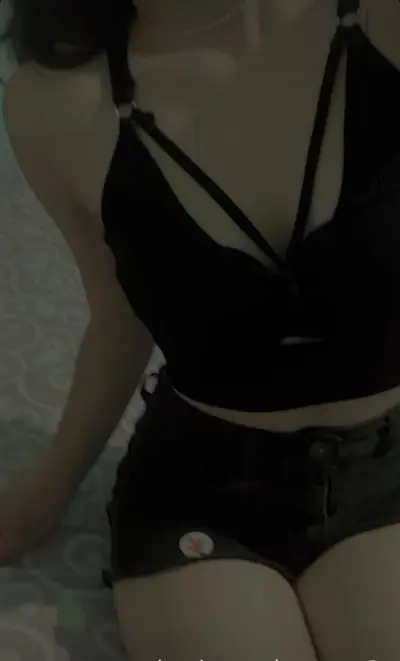 La putita de mi amiga tiene un buen culo cover image