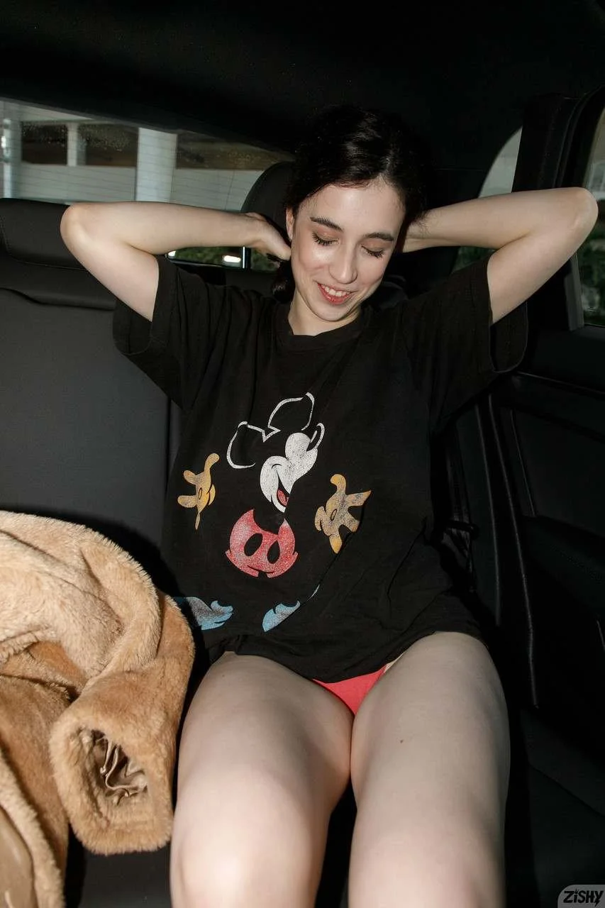 Beautiful gal gets naked. 😇🙏 image 14