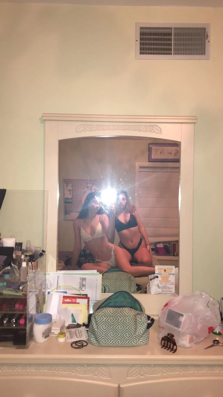 novinha gringa e suas amigas na putaria image 14