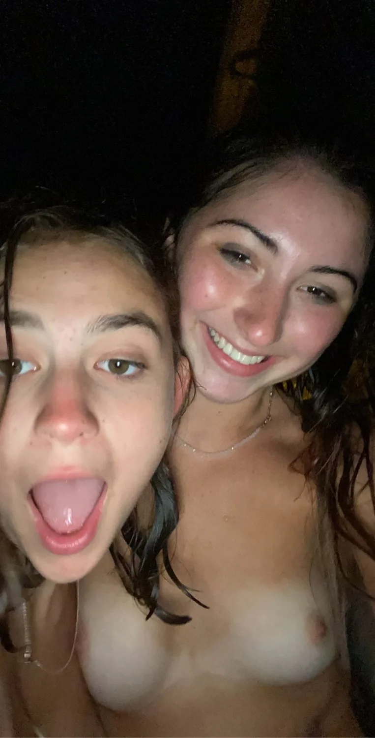 novinha gringa e suas amigas na putaria image 28
