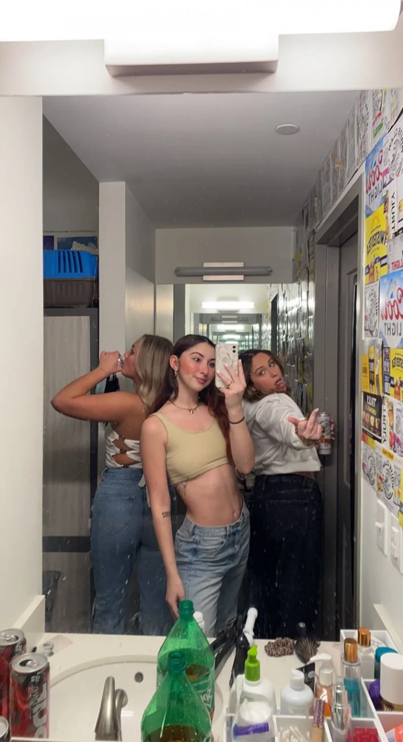 novinha gringa e suas amigas na putaria image 33