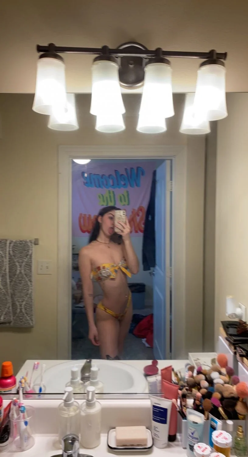 novinha gringa e suas amigas na putaria image 34